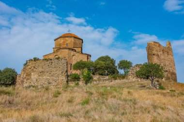 Jvari Manastırı Gürcistan 'da güneşli bir günde