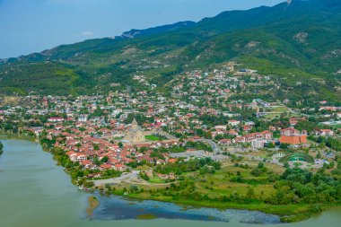 Mtskheta 'nın Gürcistan' daki Mtkvari ve Kura nehirlerinin kesişimindeki manzarası