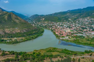Mtskheta 'nın Gürcistan' daki Mtkvari ve Kura nehirlerinin kesişimindeki manzarası