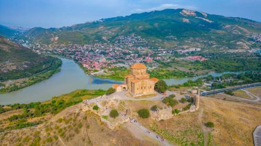 Gürcistan 'da güneşli bir günde Jvari Manastırı manzarası