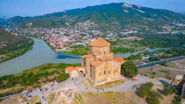 Gürcistan 'da güneşli bir günde Jvari Manastırı manzarası