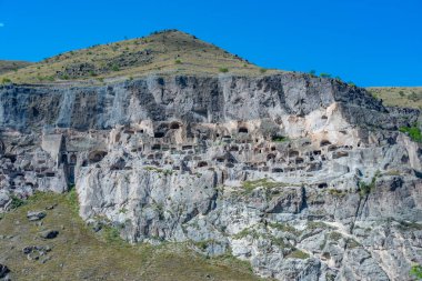Gürcistan 'daki Vardzia mağaralarının Panorama manzarası