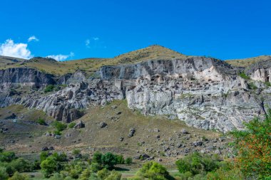 Gürcistan 'daki Vardzia mağaralarının Panorama manzarası