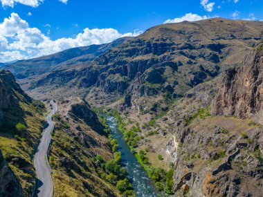 Gürcistan 'daki Kura Nehri manzarası