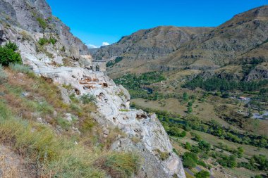Gürcistan 'daki Vardzia mağaralarının Panorama manzarası