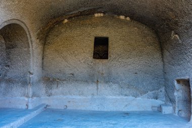 Georgia 'daki Vardzia mağaralarında oyulmuş bir oda.