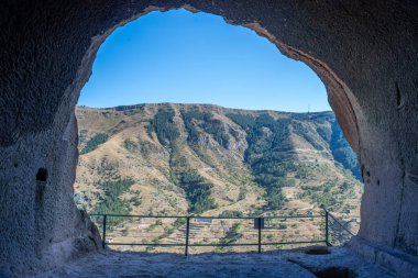 Georgia 'daki Vardzia mağaralarında oyulmuş bir oda.