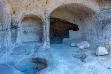 Georgia 'daki Vardzia mağaralarında oyulmuş bir oda.