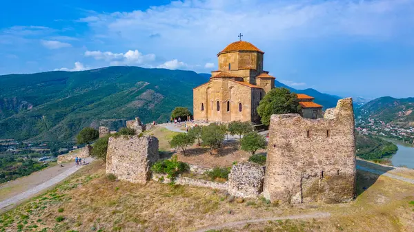 Gürcistan 'da güneşli bir günde Jvari Manastırı manzarası