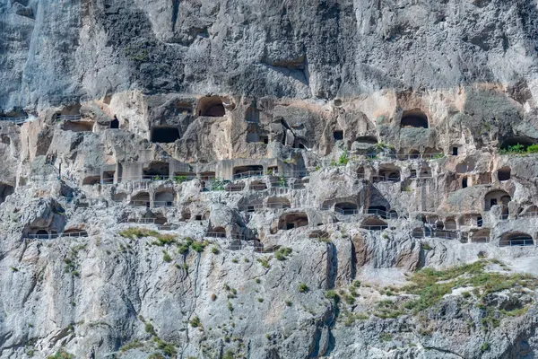 Gürcistan 'daki Vardzia mağaralarının Panorama manzarası