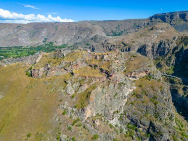 Gürcistan 'da Kura Nehri üzerindeki Tmogvi Kalesi