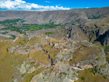 Gürcistan 'da Kura Nehri üzerindeki Tmogvi Kalesi