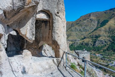 Georgia 'daki Vardzia mağaralarında oyulmuş bir oda.