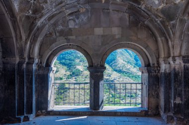 Georgia 'daki Vardzia mağaralarında oyulmuş bir oda.