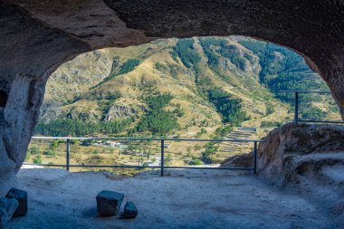 Georgia 'daki Vardzia mağaralarında oyulmuş bir oda.