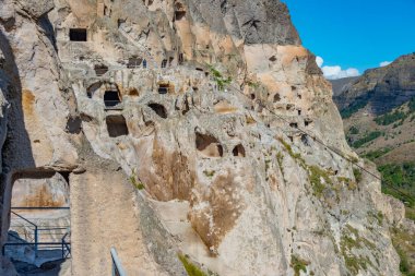 Gürcistan 'daki Vardzia mağaralarının Panorama manzarası