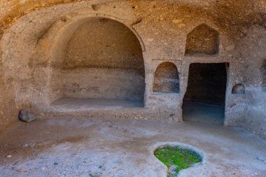 Georgia 'daki Vardzia mağaralarında oyulmuş bir oda.