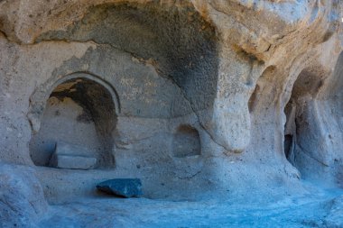 Georgia 'daki Vardzia mağaralarında oyulmuş bir oda.