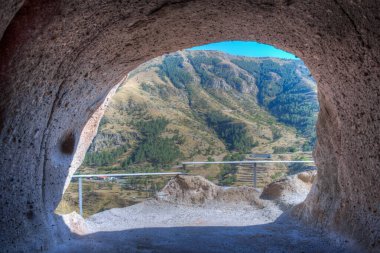 Georgia 'daki Vardzia mağaralarında oyulmuş bir oda.