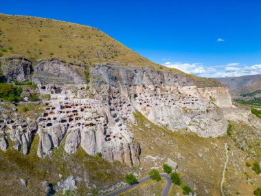 Gürcistan 'daki Vardzia mağaralarının Panorama manzarası