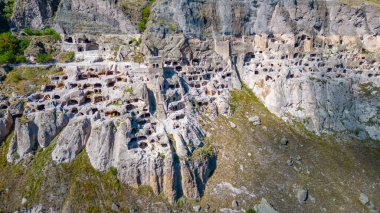 Gürcistan 'daki Vardzia mağaralarının Panorama manzarası