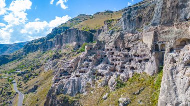 Gürcistan 'daki Vardzia mağaralarının Panorama manzarası