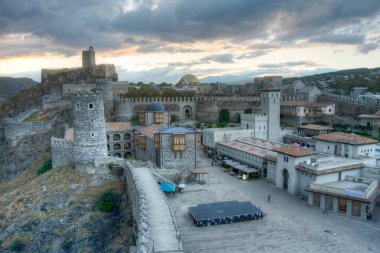 Gürcistan 'daki Akhaltsikhe (Rabati) Kalesi' nin avlusu