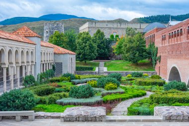 Gürcistan 'daki Akhaltsikhe Kalesi' nde bahçe.
