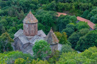 Gürcistan 'ın Akhaltsikhe kenti yakınlarındaki dağlarda Sapara Manastırı
