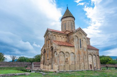 Samtavisi Katedrali bulutlu bir günde izlendi, Georgia