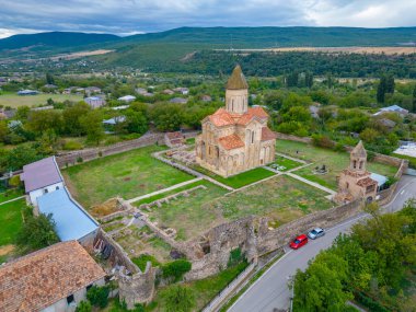Samtavisi Katedrali bulutlu bir günde izlendi, Georgia