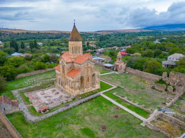 Samtavisi Katedrali bulutlu bir günde izlendi, Georgia