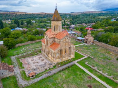 Samtavisi Katedrali bulutlu bir günde izlendi, Georgia