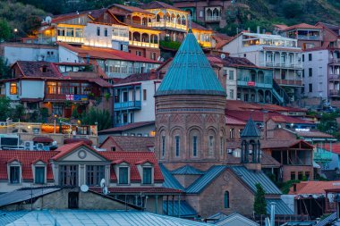 Georgia 'daki Tiflis' teki Aziz George Katedrali 'nin gün batımı manzarası