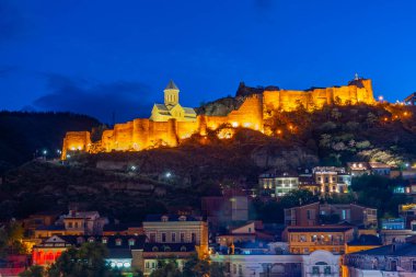 Tiflis, Gürcistan 'daki Narikala kalesinin gün batımı manzarası