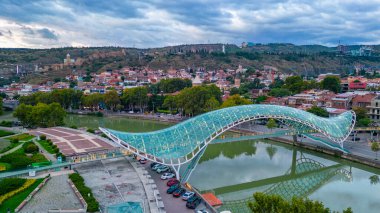 Narikala Kalesi ve Tiflis, Georgia 'daki Barış Köprüsü