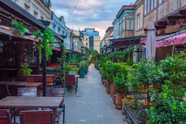 Gürcistan 'ın Tiflis kentindeki bir sokağın gün doğumu manzarası