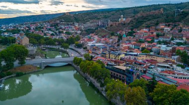 Tiflis, Gürcistan 'daki Narikala kalesinin gün batımı manzarası