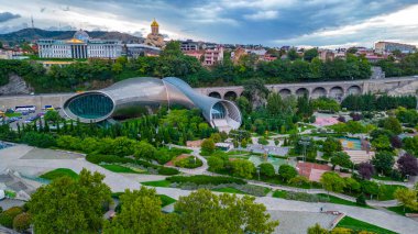 Rike Müzik Tiyatrosu ve Sergi Merkezi ve Tiflis, Georgia 'ya bakan Devlet Sergi Sarayı