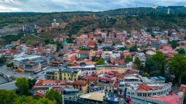 Tiflis, Gürcistan 'daki Narikala kalesinin gün batımı manzarası