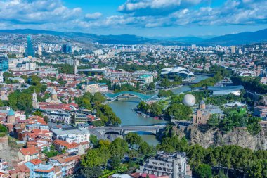 Gürcistan 'da Tiflis şehir merkezinin panorama manzarası