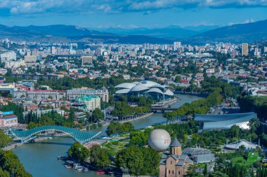 Gürcistan 'da Tiflis şehir merkezinin panorama manzarası