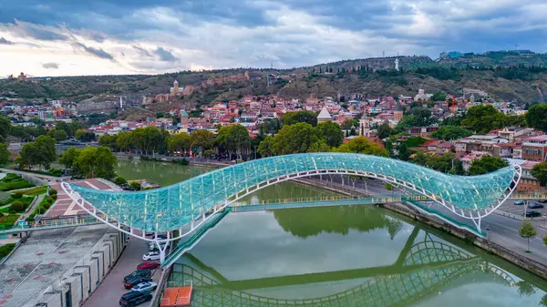 Narikala Kalesi ve Tiflis, Georgia 'daki Barış Köprüsü