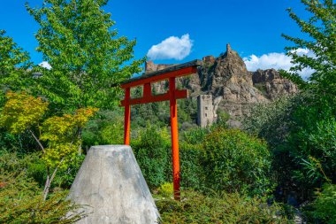 Gürcistan 'daki Tiflis botanik bahçesinde Japon bahçesi.