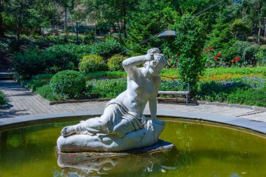 Georgia 'daki Tiflis botanik bahçesinde yaz günü.