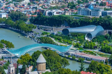 Barış Köprüsü, Rike Müzik Tiyatrosu ve Sergi Merkezi ve Tiflis, Georgia 'ya bakan Devlet Saray