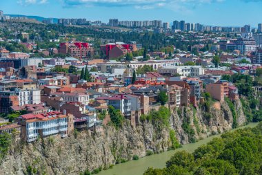 Kura Nehri ve Tiflis, Georgia 'daki tarihi evlerin renkli balkonları