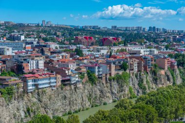 Kura Nehri ve Tiflis, Georgia 'daki tarihi evlerin renkli balkonları
