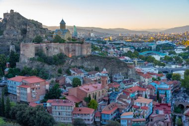 Georgia 'da Tiflis şehir merkezine bakan Narikala Kalesi' nin gün batımı manzarası