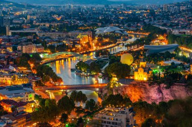 Georgia 'da Tiflis şehir merkezinin gün batımı manzarası